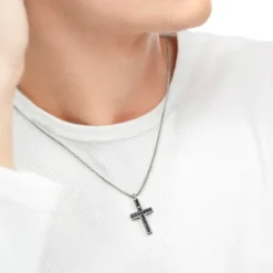 Clearance Collana con croce pendente con zirconi Collane