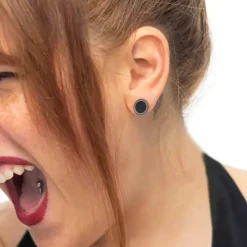 Online Orecchino a lobo tondo centro smalto nero con bordo trama puntinata Orecchini